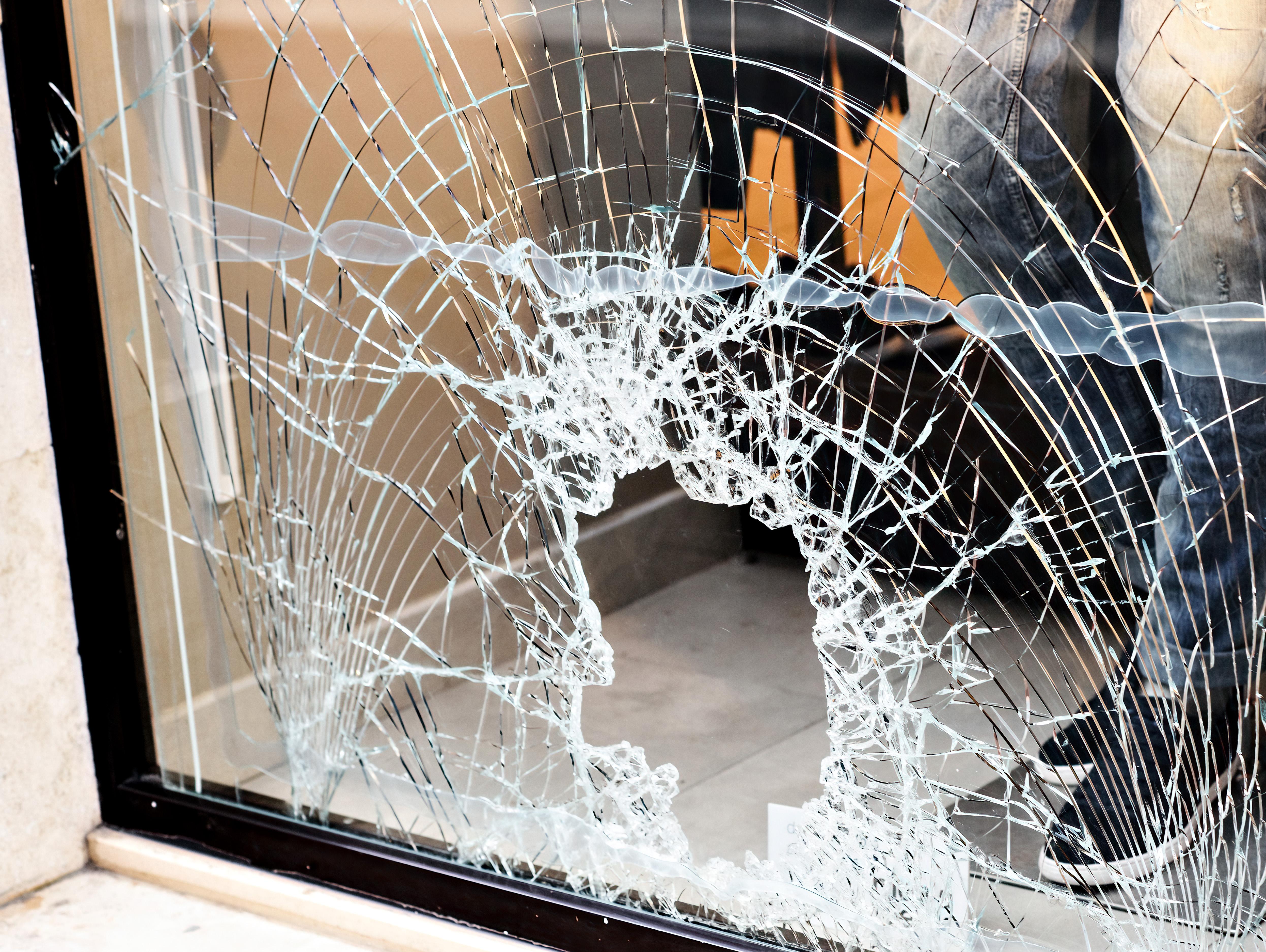 Bruchversicherung-Schadenbild-Gebäudeverglasung-Einbruch