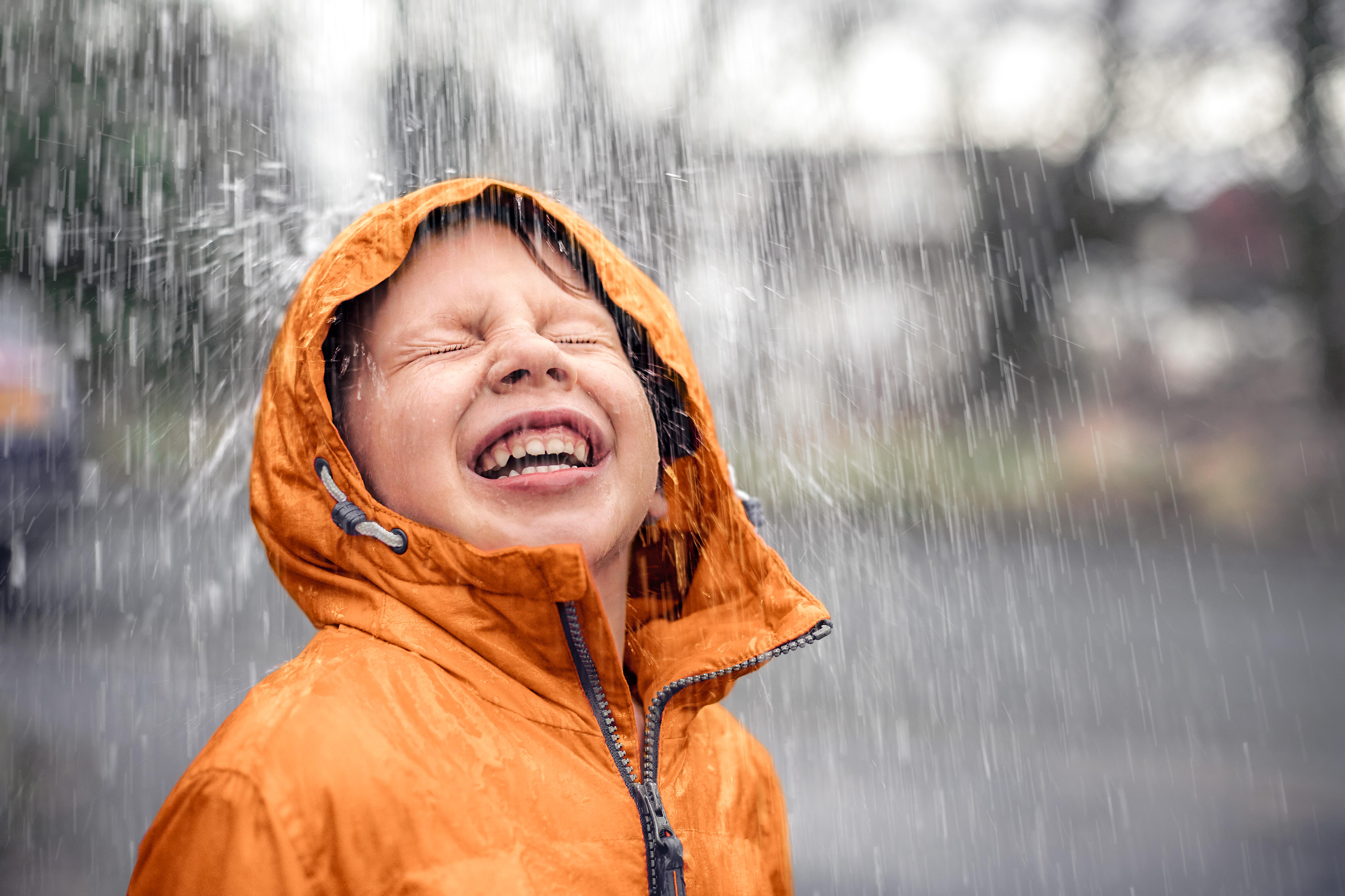  Junge geniesst Regen im Gesicht 